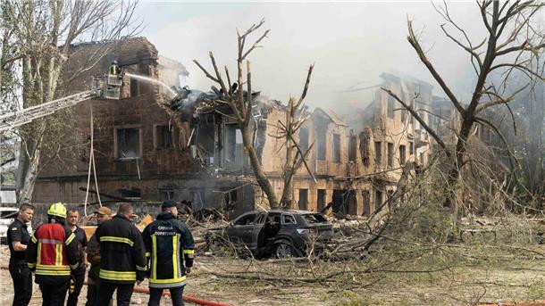 Feuerwehrleute und Rettungskräfte in der Nähe der völlig zestörten Klinik in Dnipro.