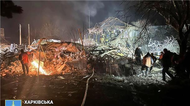 Große Teile der Ukraine unter Raketenbeschuss Feuerwehrleute untersuchen in der Region Charkiw die Trümmer eines zerstörten Wohnhauses.