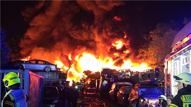 Suche nach Glutnestern in Hatten - A28 weiter gesperrt Feuerwehrleute versuchen, den Brand bei einer Recyclingfirma zu löschen.