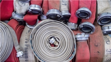 Feuerwehrschläuche waren beim Weltrekordversuch im Einsatz.