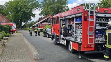 Feuerwehrwagen beim Brand in Kuhstedt.