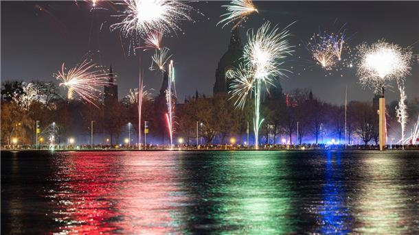 Gewerkschaften verurteilen Angriffe auf Einsatzkräfte Feuerwerk explodiert am Himmel über dem Maschsee und dem Neuen Rathaus (Aufnahme mit langer Verschlusszeit).