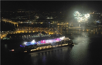 Feuerwerk für die "Disney Fantasy" in Bremerhaven.