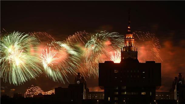 Moskau feiert Sieg von 1945 - und Ukraine-Krieg Feuerwerk in Moskau: Russland feiert den sowjetischen Sieg über Nazi-Deutschland