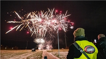 Feuerwerk in einem dunklen Himmel.