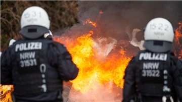 Feuriger Protest: Die Aktivisten haben Barrikaden aus Strohballen aufgestellt und diese angezündet.