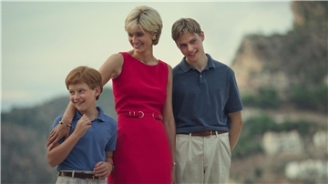 Fflyn Edwards (l-r) als Prinz Harry, Elizabeth Debicki als Prinzessin Diana und Rufus Kampa als Prinz William spielen in der Serie „The Crown“ mit.