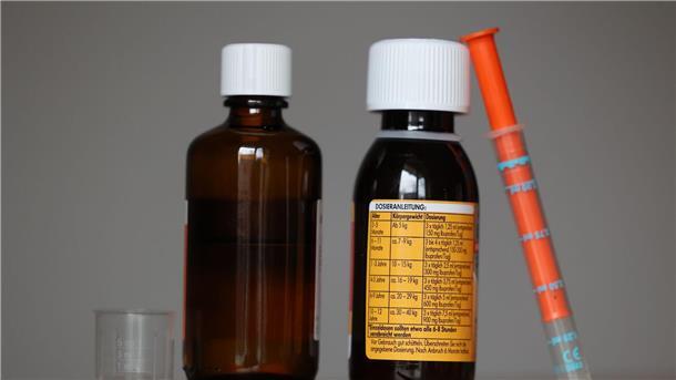Erste Maßnahme zur Entspannung bei Kindermedikamenten Fiebersäfte für Kinder: links mit dem Wirkstoff Paracetamol, rechts mit dem Wirkstoff Ibuprofen.