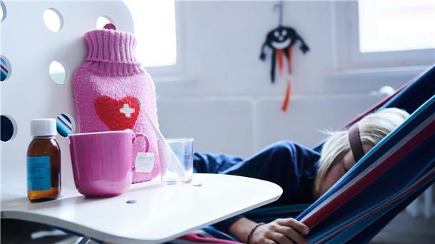 Fieberthermometer, Hustensaft, Wärmflasche und eine Tasse Tee: Die Wellen von Atemwegsinfektionen in Deutschland flachen langsam ab.