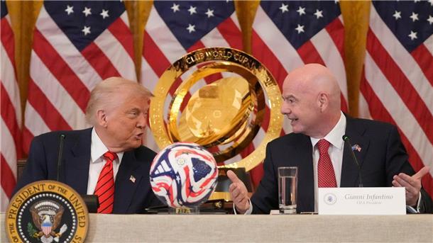 FIFA und die Weltpolitik: Alles Trump, oder was? FIFA-Chef Infantino zelebriert die Nähe zu US-Präsident Trump.