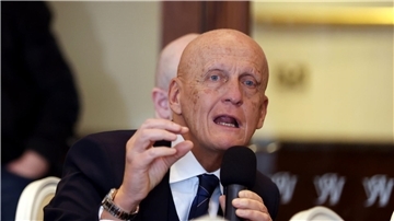 FIFA-Schiedsrichter-Chef Pierluigi Collina ist besorgt wegen der Drohungen gegen Unparteiische.