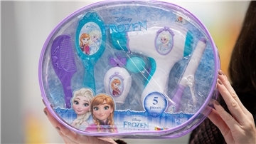 Figuren aus dem Disney-Film „Die Eiskönigin 2“ zieren Teile eines Spielzeug-Beautysets der Marke Smoby.