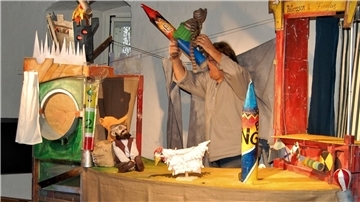 Puppenspieler Detlef H. Heinichen führt in der Burg zu Hagen die Geschichte "Ein Feuerwerk für den Fuchs" auf