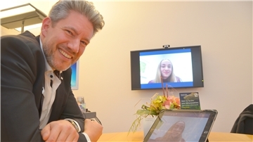 Filialleiter Lars Müller im Video-Teamgespräch mit der Praktikantin Malin Held.