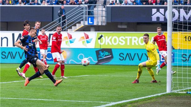 Paderborn mit 2:0-Sieg gegen zehn Lauterer Filip Bilbija erzielt in der 50. Minute die 1:0-Führung für den SC Paderborn.