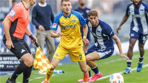 Filip Bilbija (l) leitet mit seinem Doppelpack den Paderborner Sieg bei Hertha BSC ein.