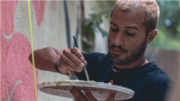 Filip Hillmann-Goncalves liebt das Kunstmachen sein Leben lang. Er zeichnet, malt, modelliert, konstruiert und hat dabei das Gefühl, aus einer anderen Quelle zu schöpfen. 