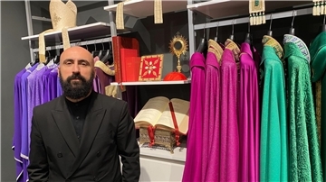 Filippo Sorcinelli schneidert Gewänder für  Päpste, Kardinäle und Priester.