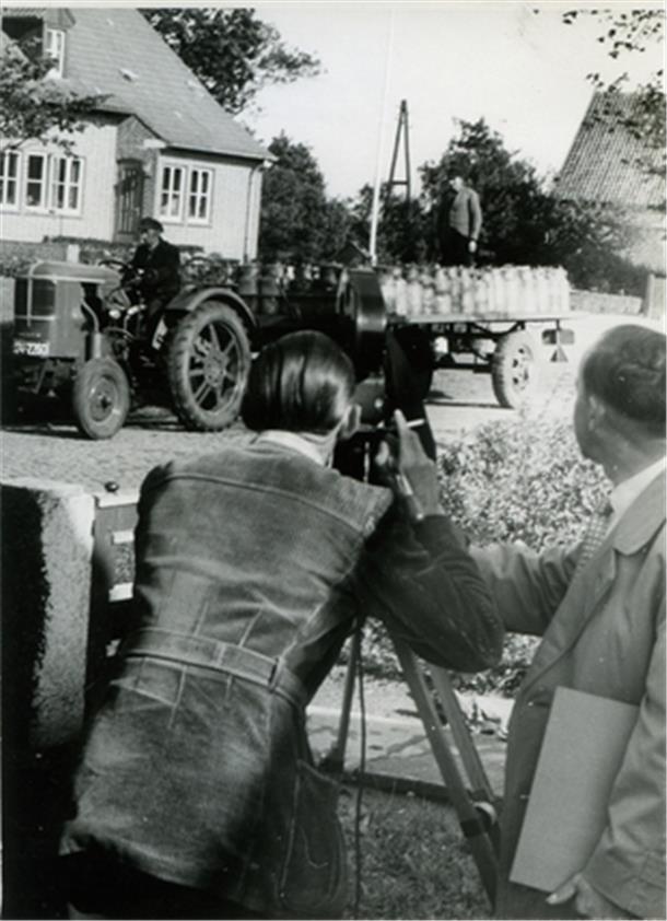 „Bordell mit Bahnanschluss“ und Folklore: Die Wesermarsch in alten Filmen Filmaufnahmen in Infeld 1956.