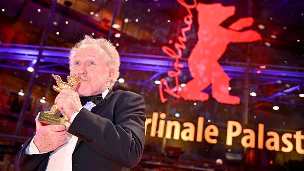 Filmemacher Nicolas Philibert freut sich über den Goldenen Bär für den Besten Film der Berlinale.