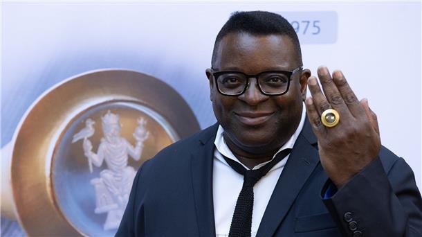 Filmemacher Isaac Julien bekommt Goslarer Kaiserring Filmemacher und Preisträger Isaac Julien zeigt stolz den Kaiserring an seinem Finger. Der Ring ist mit einem Aquamarin besetzt.