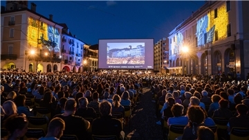 Filmvorführung auf der Piazza Grande beim 76. Internationalen Filmfestival in Locarno.