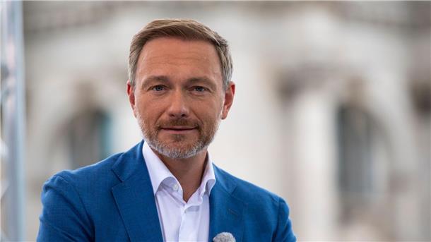 Ampel-Regierung: Nächster Streit um E-Fuels droht Finanzminister Christian Lindner beim Sommerinterview des ARD-„Berichts aus Berlin“.
