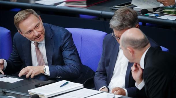 Lindner: Wissen nicht, ob frühere Gaspreisbremse möglich ist Finanzminister Christian Lindner (l) spricht mit Bundeskanzler Olaf Scholz (r). Dazwischen sitzt Wirtschaftsminister Robert Habeck (Archivbild).