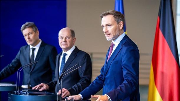 Lindner: Jobturbo auf alle Bürgergeld-Bezieher ausdehnen Finanzminister Christian Lindner (r, FDP) bezeichnet das Bürgergeld als „Reizthema“.