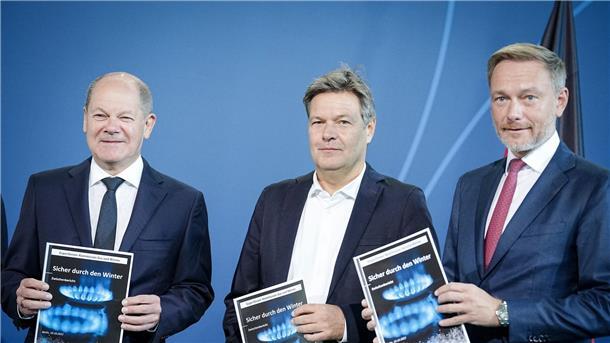 Energiepreisbremsen: Mehr als 80 Milliarden Euro allein 2023 Finanzminister Christian Lindner (r), hier mit Bundeskanzler Olaf Scholz (l) und Wirtschaftsminister Robert Habeck, hat erstmals die Kosten für die Preisbremsen bei Strom und Gas beziffert.