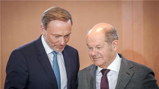 Finanzminister Christian Lindner und Bundeskanzler Olaf Scholz vor der Sitzung des Bundeskabinetts.