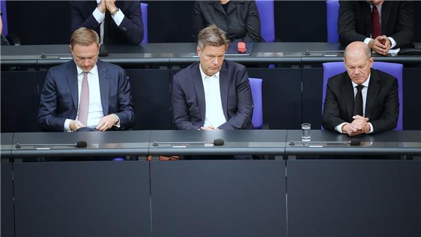 Atomstreit: Grünen-Spitze will Scholz-Entscheidung mittragen Finanzminister Christian Lindner, Wirtschaftsminister Robert Habeck und Bundeskanzler Olaf Scholz im Bundestag.