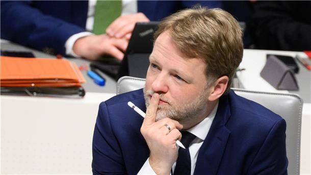 Finanzminister Heere hält einen rigiden Sparkurs in der Krise für falsch.