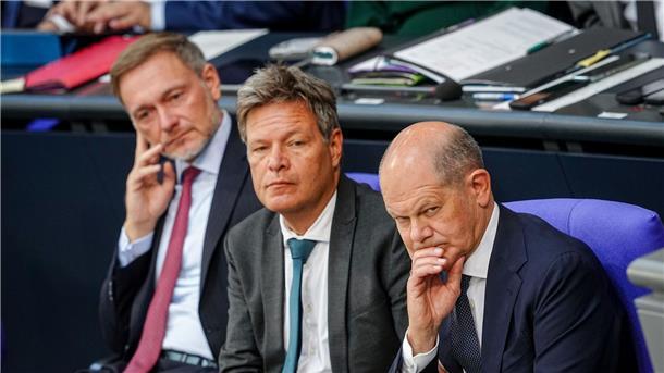 Finanzminister Lindner (l-r), Wirtschaftsminister Habeck und Bundeskanzler Scholz ringen um eine Einigung zum Bundeshaushalt 2025.