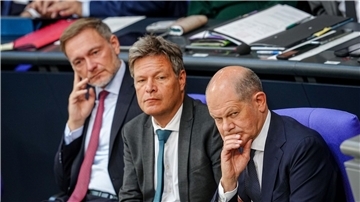 Finanzminister Lindner (l-r), Wirtschaftsminister Habeck und Bundeskanzler Scholz ringen um eine Einigung zum Bundeshaushalt 2025.
