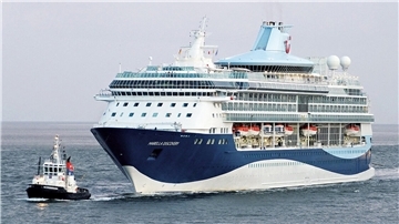 Ein Schlepper (links) begleitet ein blau-weißes Kreuzfahrtschiff. Fincantieri und TUI haben eine Absichtserklärung für zwei neue Kreuzfahrtschiffe unterzeichnet. Die umweltfreundlichen Neubauten sollen speziell auf den britischen Markt zugeschnitten sein. Zur Flotte gehören bislang fünf Kreuzfahrtschiffe - unter anderem die  „Marella Discovery“. 