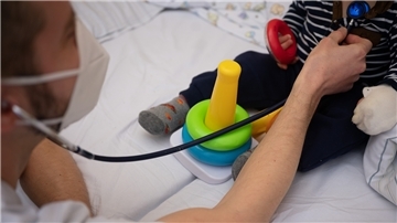 Ein Arzt untersucht im Olgahospital des Klinikums Stuttgart ein Kind.