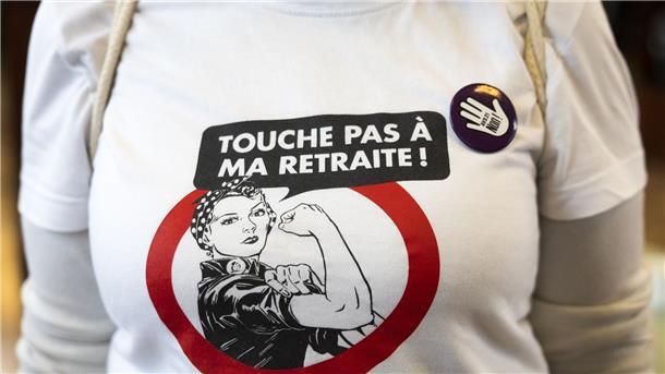 Schweizer stimmen für höheres Rentenalter für Frauen „Finger weg von meiner Rente!“: Die schweizer Linke war gegen die Anhebung des Rentenalters, ist aber knapp unterlegen.
