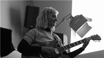 Frau mit Gitarre