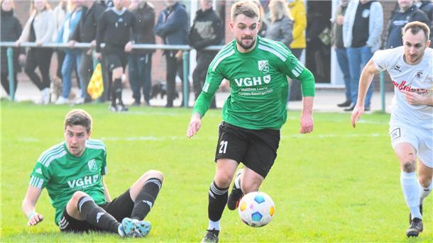 Finn-Niklas Klaus (links) und Marcel Meyer gehen weiter für den FC Hagen/Uthlede auf Torejagd.