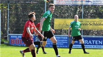 Finn-Niklas Klaus (Mitte) und Clemens Schoppenhauer (rechts) wollen am Sonntag mit dem FC Hagen/Uthlede den ersten Heimsieg der Saison holen.