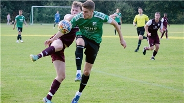 Finn-Niklas Klaus (rechts) erzielte die ersten beiden Tore für den FC Hagen/Uthlede. 