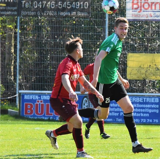 Finn-Niklas Klaus (rechts) vom FC Hagen/Uthlede ist ein Torjäger - und ein echter Sportsmann.