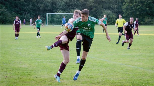 Finn-Niklas Klaus (rechts) war einmal mehr der Torgarant beim FC Hagen/Uthlede.