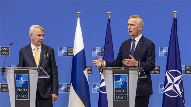 Finnland ist offiziell Nato-Mitglied Finnlands Außenminister Pekka Haavisto (l) und Nato-Generalsekretär Jens Stoltenberg.