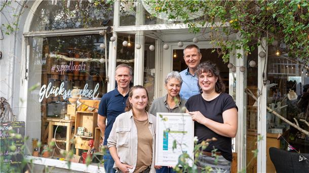 Fiona Brinker und Annemarie Bink (vorne von links) haben erfolgreich, als erstes Unternehmen in Bremerhaven, eine Gemeinwohl-Bilanz für ihren Laden „Dein Glückswinkel“ aufgestellt. Im Hintergrund wurden sie dabei von Berater Marcus Rosik, Dr. Barbara Schieferstein von der BIS Wirtschaftsförderungsgesellschaft und GWÖ-Berater Michael Pelzl (hinten von links) unterstützt.