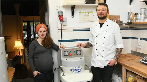 Im Hinterhof der Alten Bürger entsteht saftiges Holzofenbrot Fiona und Christian Brinker haben die Küche des Cafés Findus in eine Backstube verwandelt. Hier steht mittlerweile eine Teigknetmaschine.