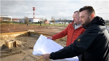 Firmenchef Sandor Bacso (vorne) und Planer Klaus Kanngeter sehen sich an der Baustelle den Baufortschritt an.