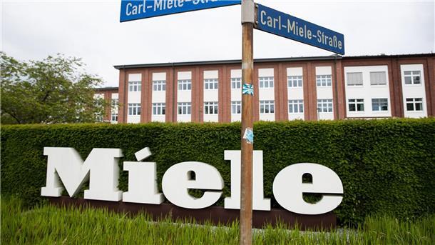 Miele baut in Deutschland 1300 Arbeitsplätze ab Firmengelände der Miele & Cie. KG in Gütersloh. Wegen einer Nachfrageschwäche baut die Firma in Deutschland circa 1300 Arbeitsplätze ab.