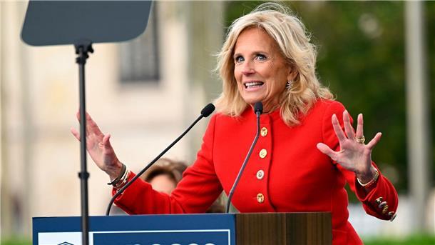 Unesco würdigt Rückkehr der USA als Stärkung First Lady Jill Biden bei einer Zeremonie am Sitz der UNESCO in Paris,
